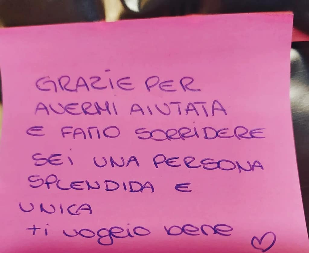 biglietto di ringraziamento di una ragazza.